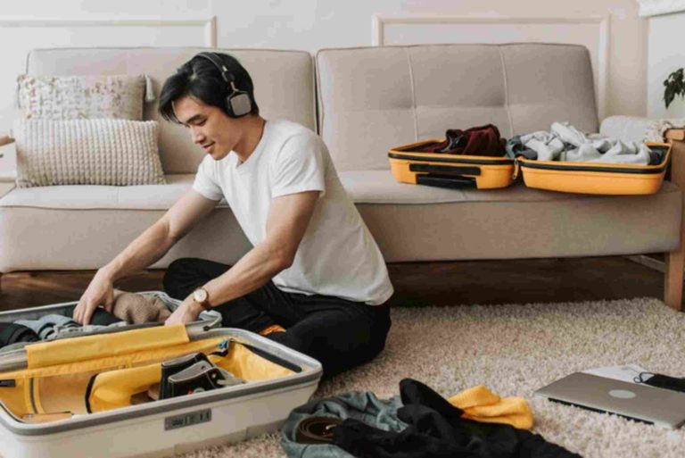 Top 30 Digital Nomad Essentials To Bring Before You Travel