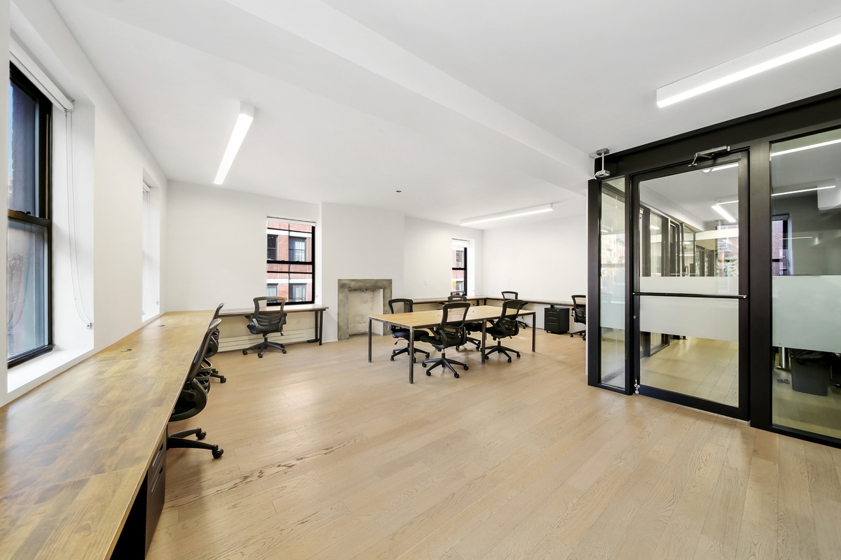 This spacious and fully equipped private office in New York can accommodate up to 20 people